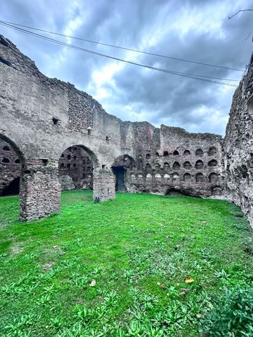 Negozio/locale commerciale in commerciale in Via Appia Antica 87