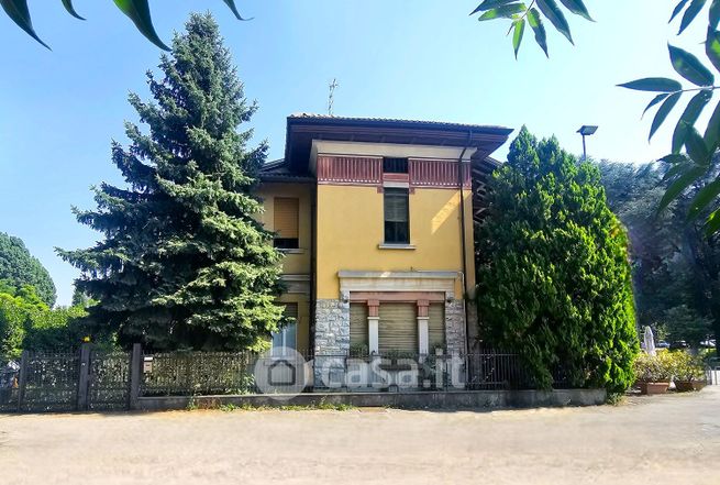 Attivitã /licenza (con o senza mura) in commerciale in Viale Padre G. B. Aguggiari 162