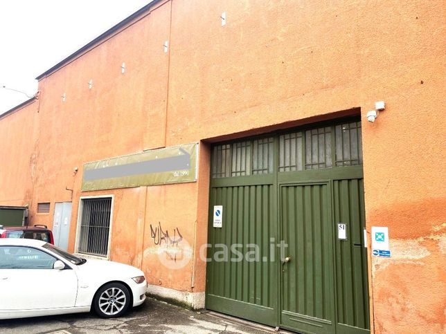 Capannone in commerciale in 