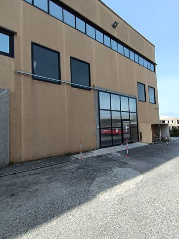 Capannone in commerciale in Viale Magna Grecia