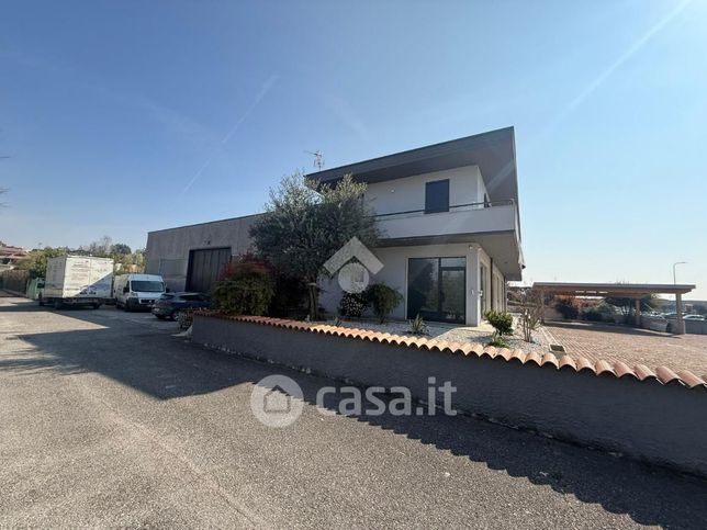 Capannone in commerciale in Via Achille Pozzi 15