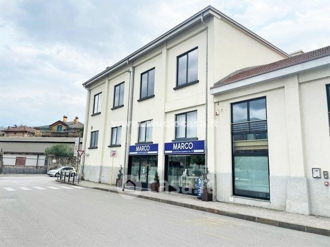 Capannone in commerciale in