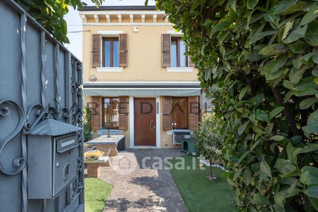 Villetta a schiera in residenziale in Via Dott. F. Garofoli 148