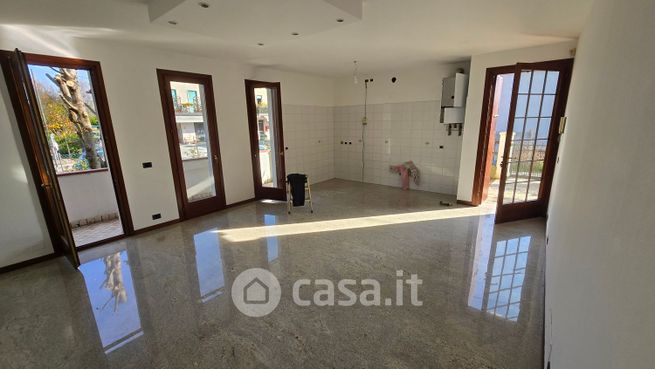 Casa bi/trifamiliare in residenziale in LUNEO
