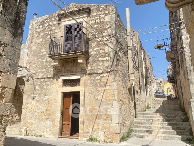Casa indipendente in residenziale in Via Calvario 95
