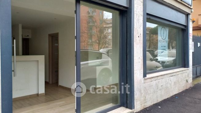 Negozio/locale commerciale in commerciale in Via Capo Passero 10