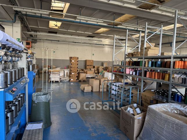 Capannone in commerciale in 