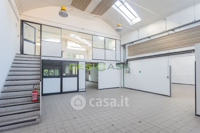 Capannone in commerciale in Via Luigi Pasteur 3