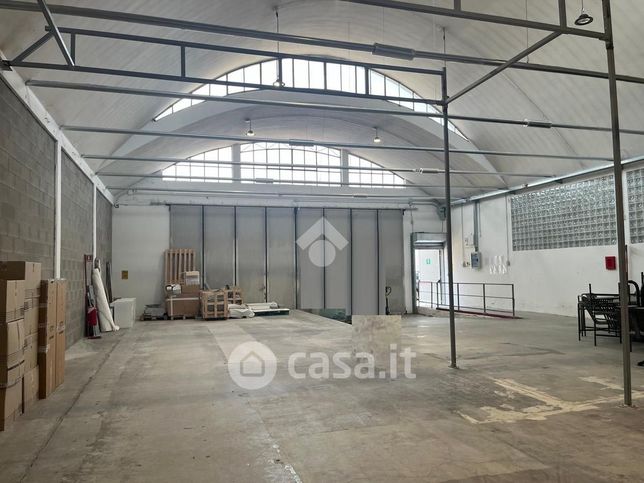 Capannone in commerciale in Via Sibari