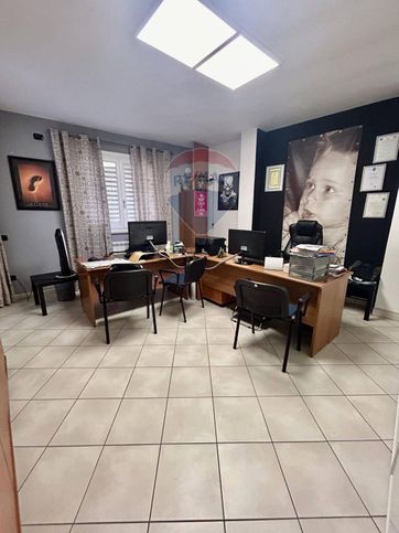 Ufficio in commerciale in Via Presidio