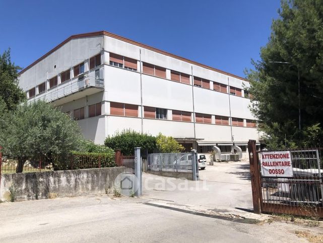 Capannone in commerciale in Via Alcide de Gasperi 32