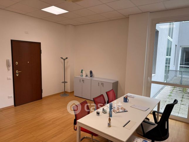 Ufficio in commerciale in Viale Porta Adige 5