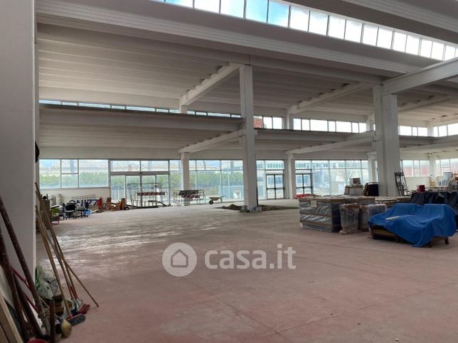 Capannone in commerciale in 