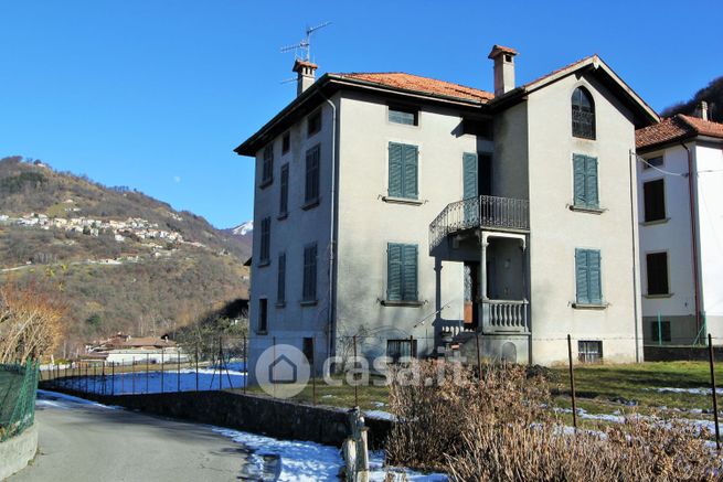 Villa in residenziale in Via degli Alpini 4