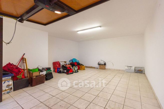 Box/posto auto in residenziale in Via F. Cavallotti 1
