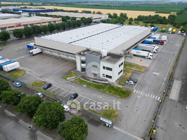 Capannone in commerciale in Via Mario Calderara