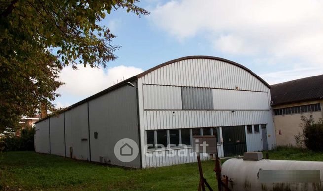 Capannone in commerciale in Via GiosuÃ¨ Carducci