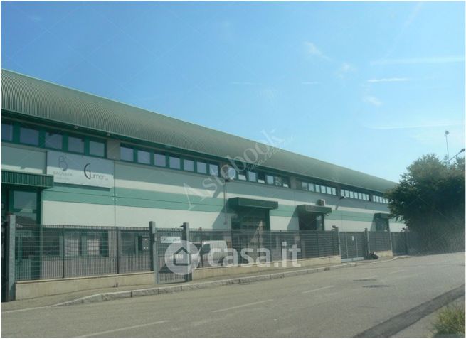 Capannone in commerciale in Via dell'Industria