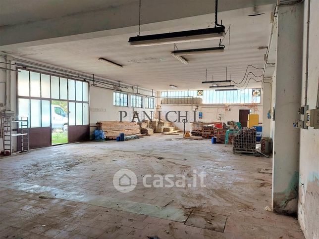 Capannone in commerciale in