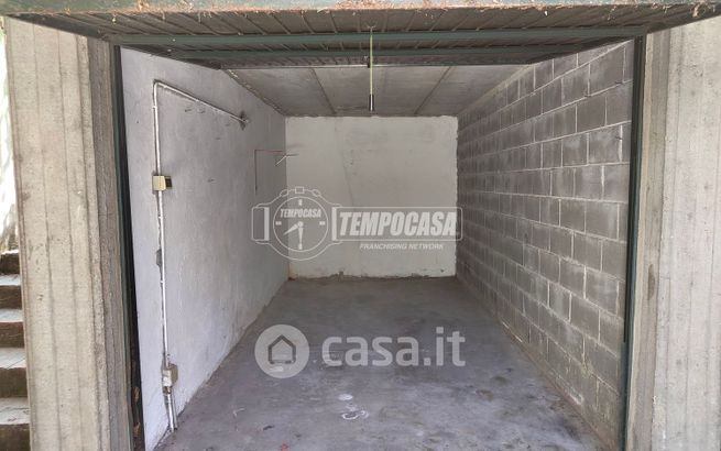 Box/posto auto in residenziale in Viale Lombardia
