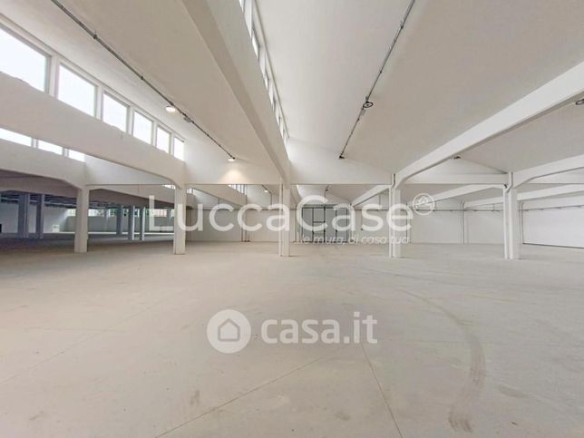 Capannone in commerciale in Via del Centenario 79
