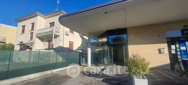 Negozio/locale commerciale in commerciale in Via Ferrarese 3
