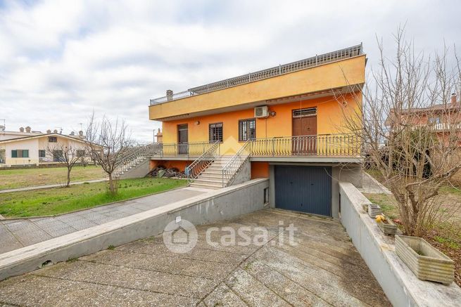 Box/posto auto in residenziale in Via Massa di San Giuliano 270