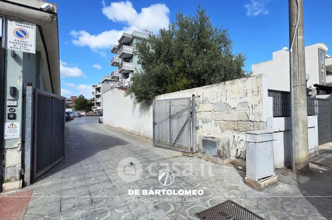 Box/posto auto in residenziale in Via Cadore 10