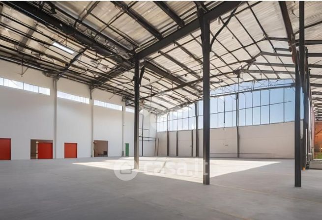 Capannone in commerciale in 
