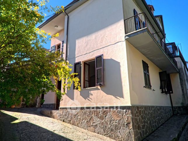 Casa bi/trifamiliare in residenziale in 