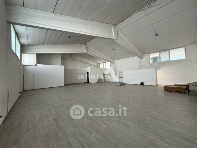 Capannone in commerciale in Via Enrico Fermi