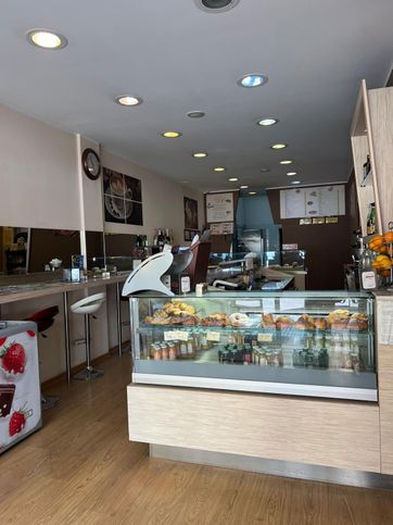 Attivitã /licenza (con o senza mura) in commerciale in Via Alessandro Manzoni 101