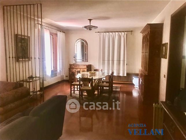 Villa in residenziale in 