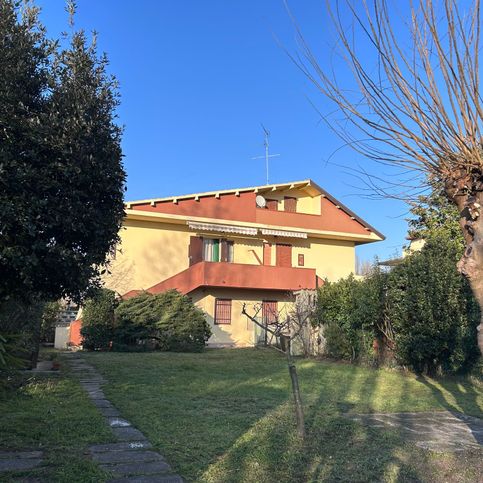 Villa in residenziale in Viale Partigiani 35