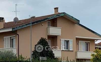 Casa bi/trifamiliare in residenziale in 