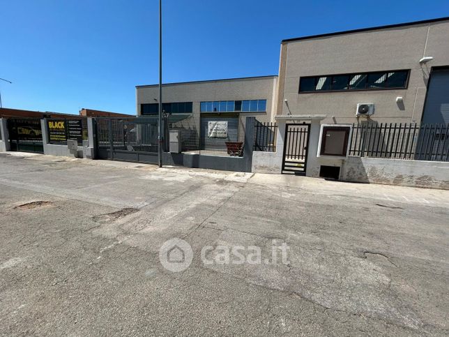 Capannone in commerciale in Via Vernola