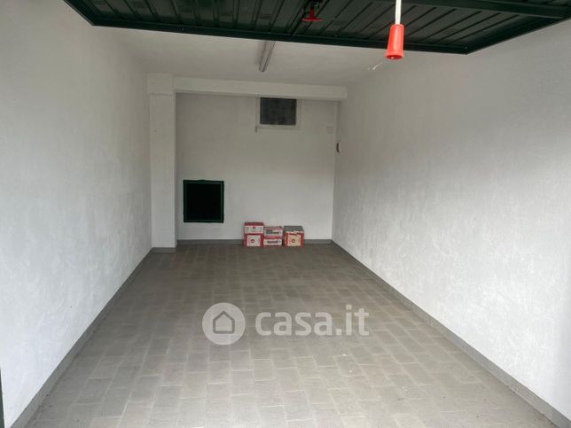 Box/posto auto in residenziale in Via Bernardo Pizzorno 15