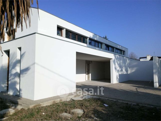 Casa bi/trifamiliare in residenziale in 