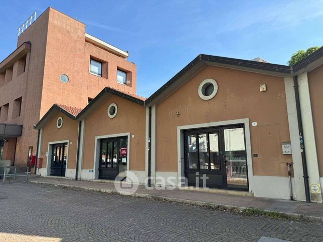 Attività/licenza (con o senza mura) in commerciale in Viale Giuseppe Duodo 3