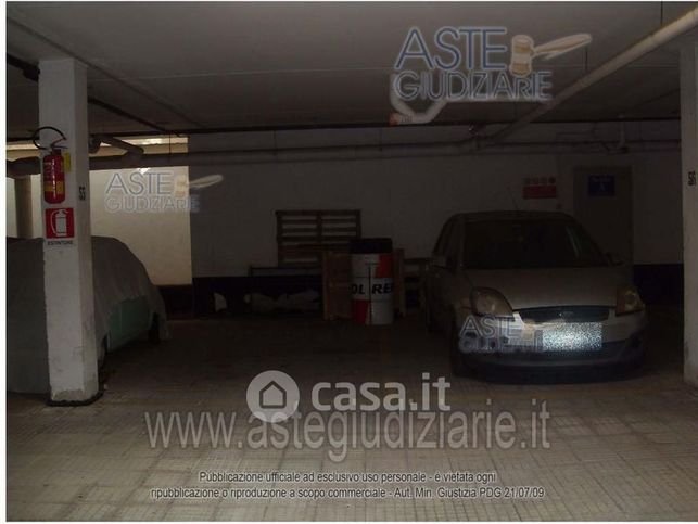 Box/posto auto in residenziale in Via del Pianeta Terra 5