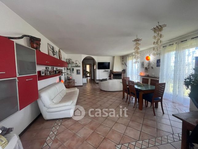 Casa indipendente in residenziale in 