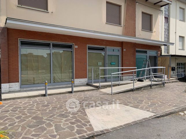 Attivitã /licenza (con o senza mura) in commerciale in Strada Statale Romana Nord