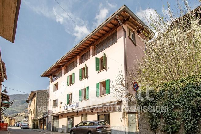 Villa in residenziale in Via A. Manzoni 72