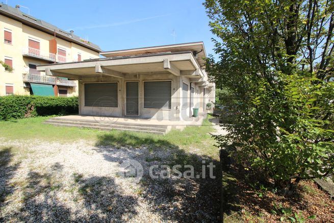 Negozio/locale commerciale in commerciale in Viale G. Verdi 22