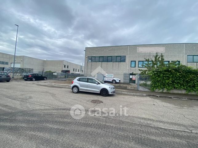 Capannone in commerciale in Via dell'Impresa 27