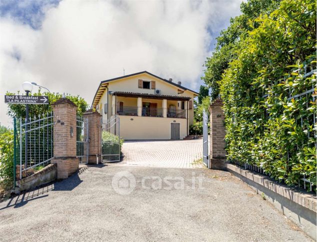 Casa bi/trifamiliare in residenziale in 