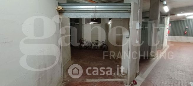 Box/posto auto in residenziale in Via Milano 27