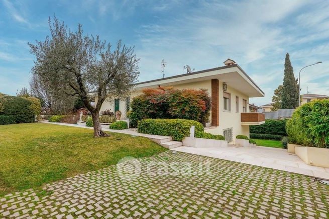 Villa in residenziale in 