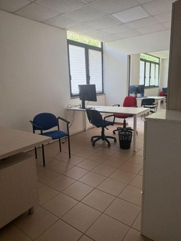Ufficio in commerciale in Via del Lido