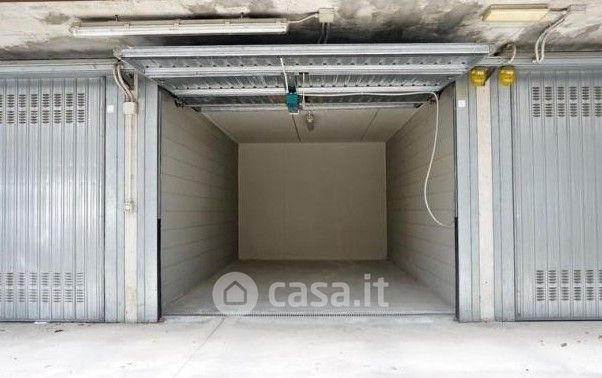 Box/posto auto in residenziale in Via Nino Bixio